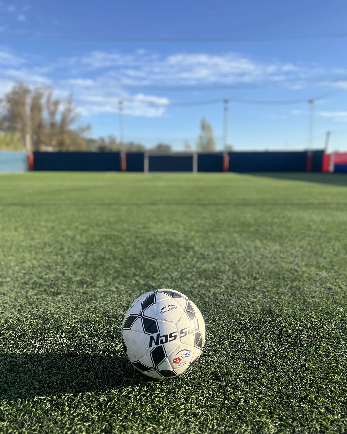 Chicos entrenando con conos
