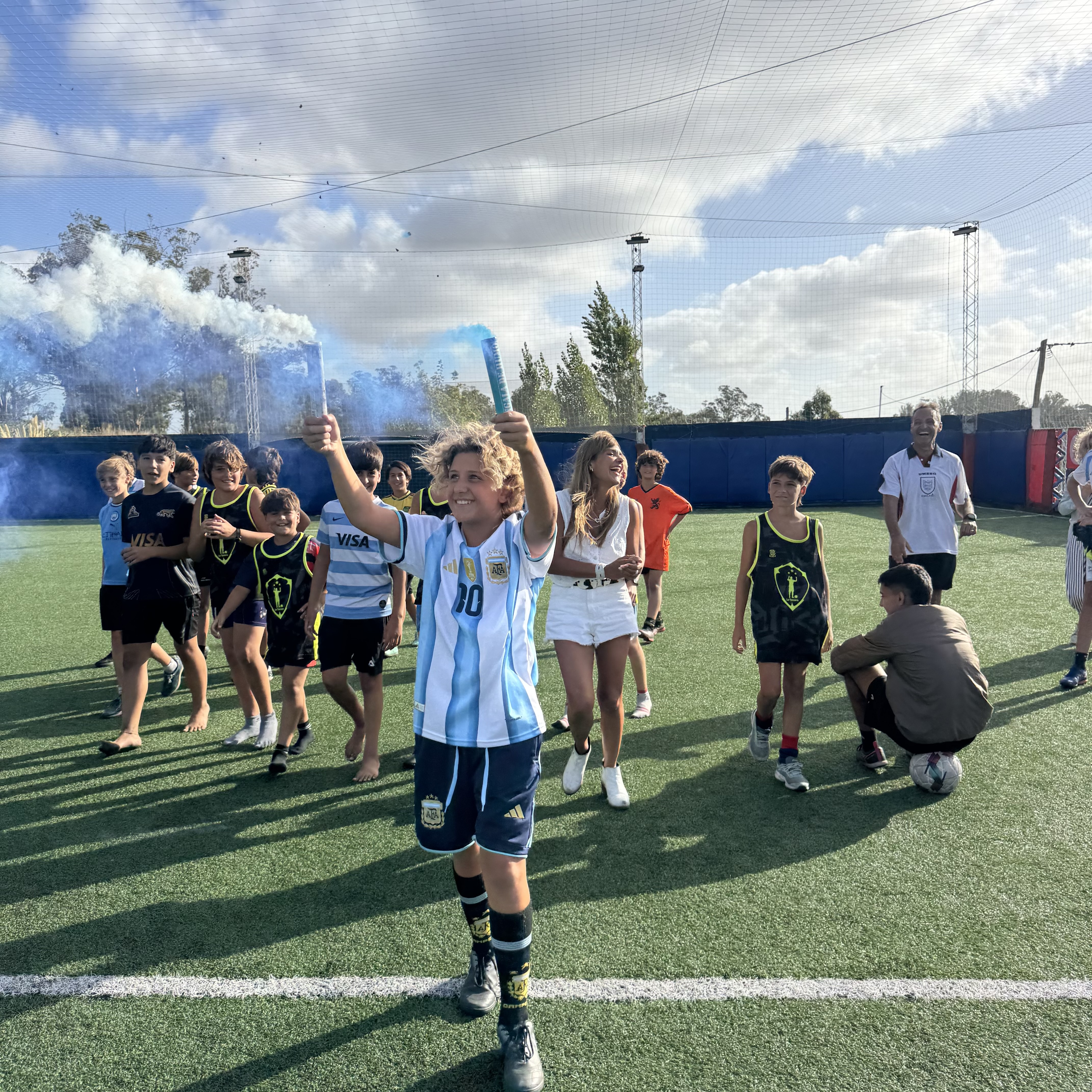 Un chico con la pelota en la cancha