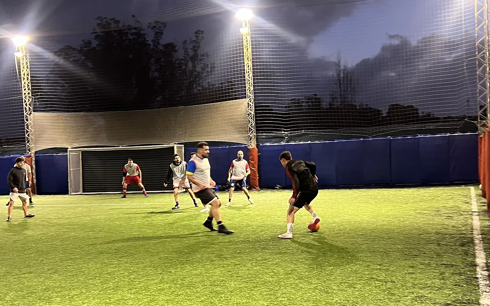 La cancha de noche con los reflectores prendidos